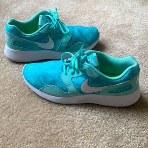 Nike better world light weight sneaker size 9